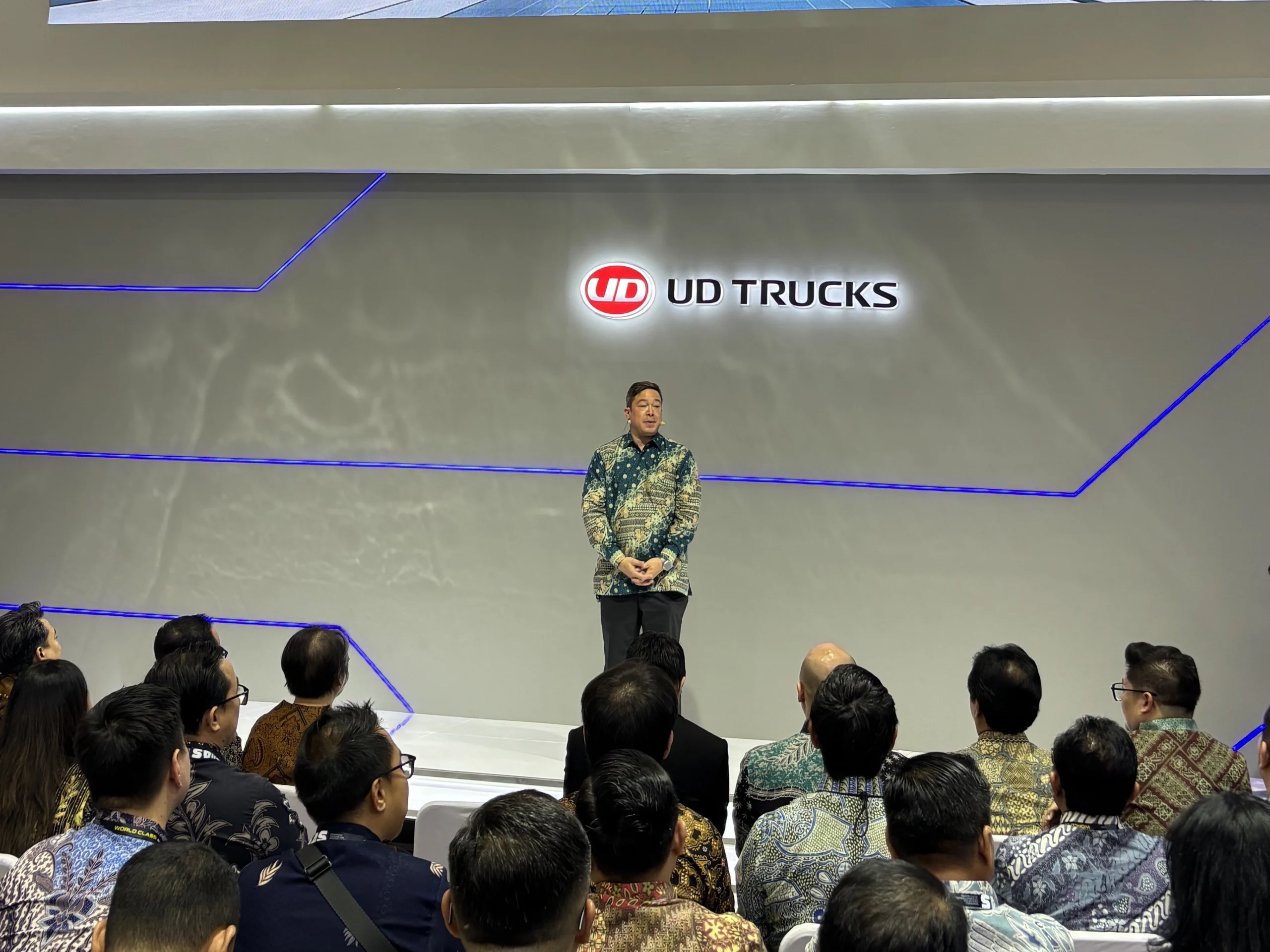 Resmi Meluncur di GIIAS 2026, Ini Keunggulan Quester Model Year 2026 Besutan UD Trucks ud truck press conf 2 scaled