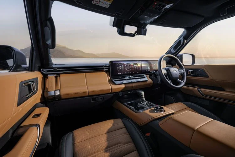 Mitsubishi Pajero Terbaru 2027 Siap Jadi SUV Flagship, Speknya Makin Gahar! kabin Mitsubishi Pajero terbaru - Moladin