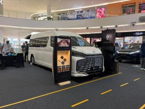 Toyota HiAce Premio Disulap Jadi Mobil Sultan, Harganya Rp880 Juta!