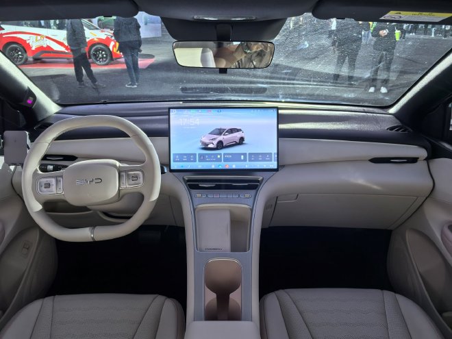 BYD Atto 1 Terbaru Hadir dengan Flash Charging, Harganya Mulai Rp170 Jutaan interior BYD Atto 1 terbaru - Moladin